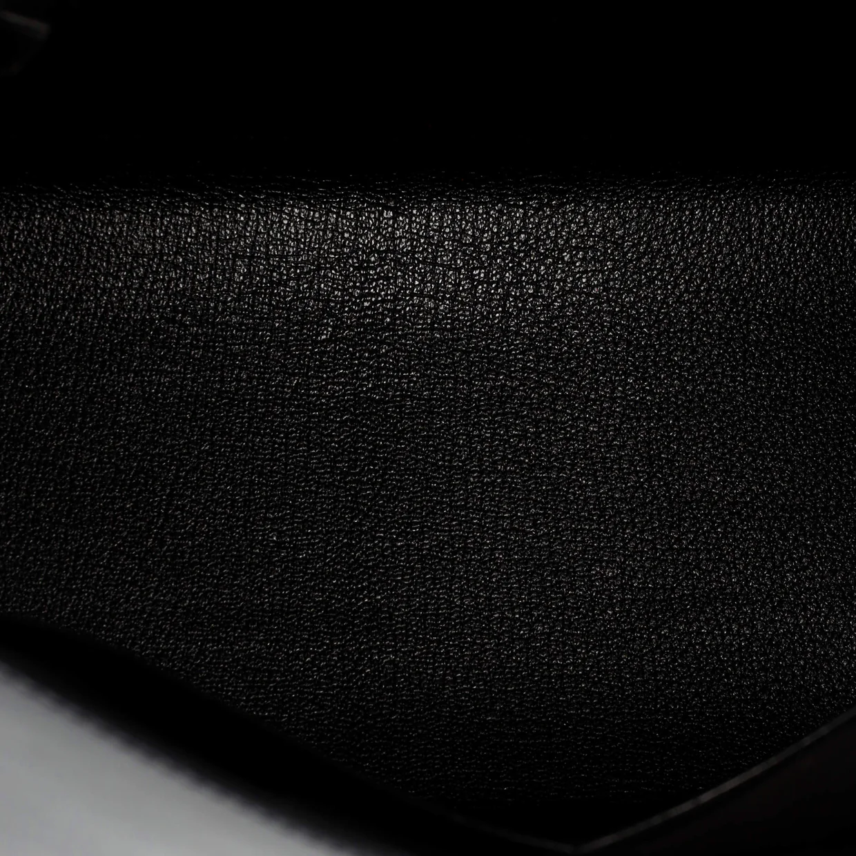 Kelly Handbag Noir Box Calf with Gold Hardware 32 - Deep Luxury