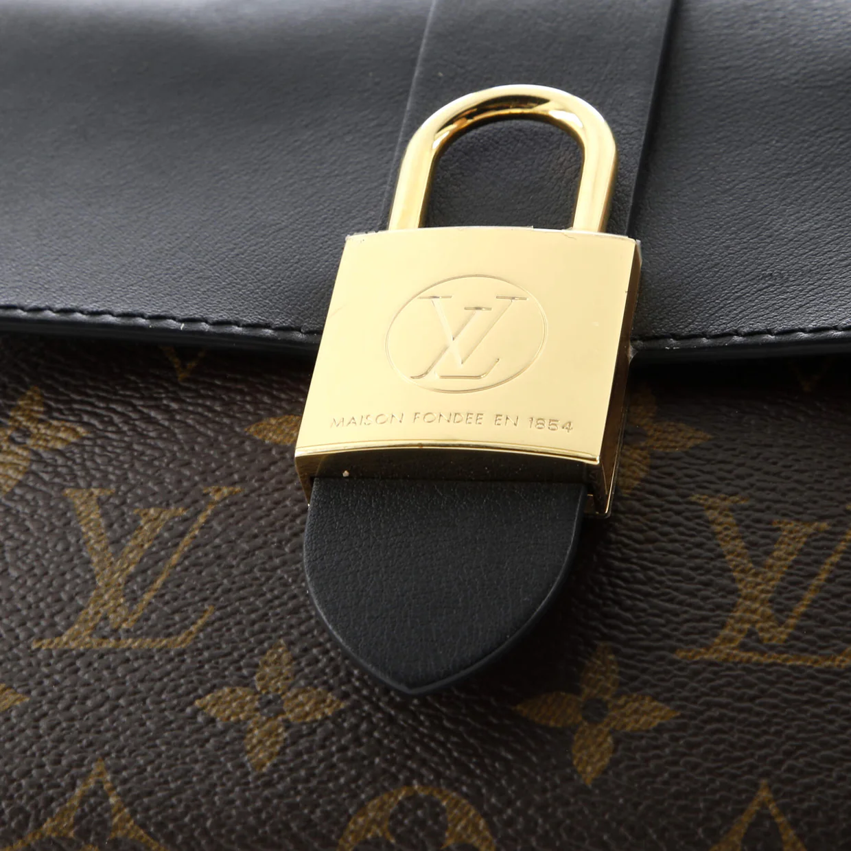 Locky Handbag Monogram Canvas with Leather BB - Deep Luxury