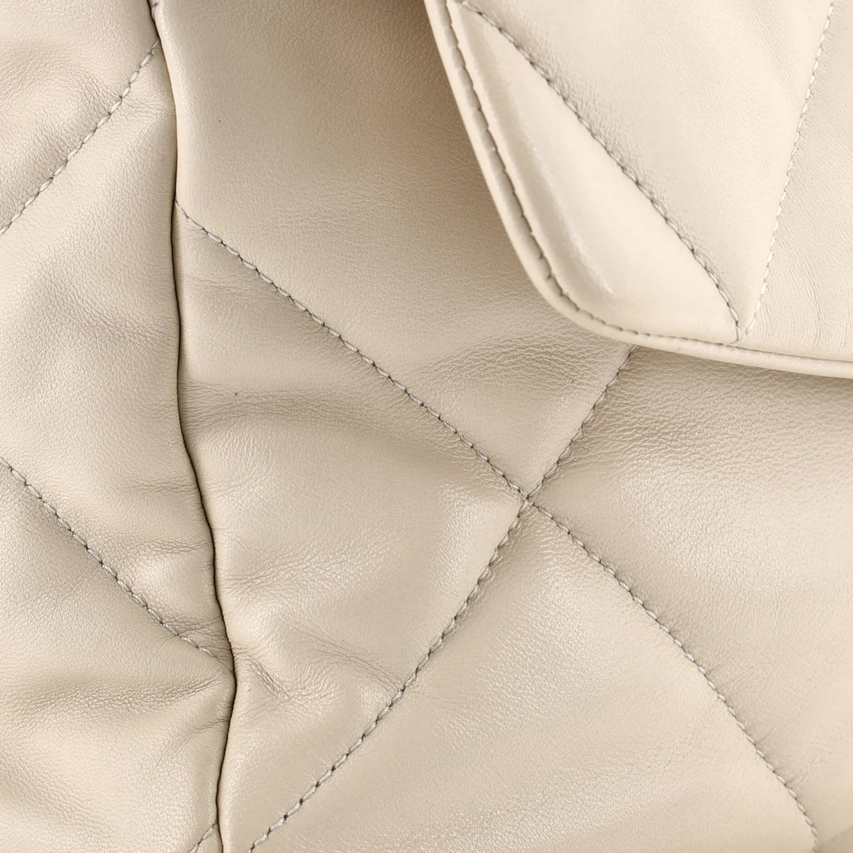 19 Flap Bag Quilted Leather Large - Deep Luxury