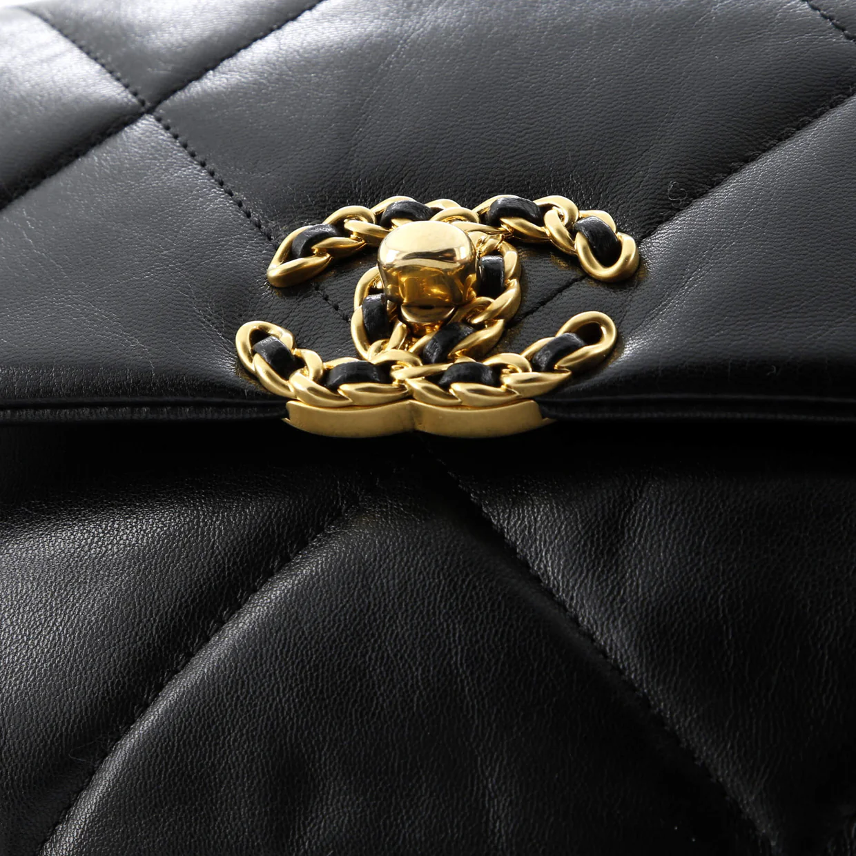 19 Flap Bag Quilted Leather Medium - Deep Luxury