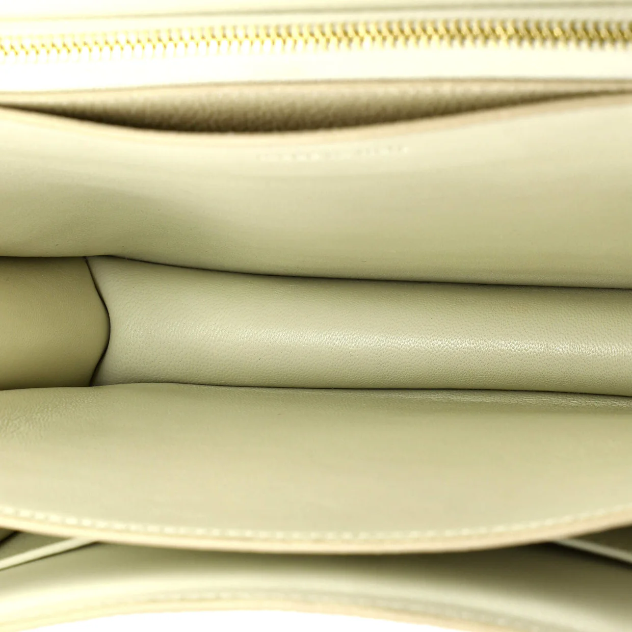 Classic Box Bag Grainy Leather Medium - Deep Luxury