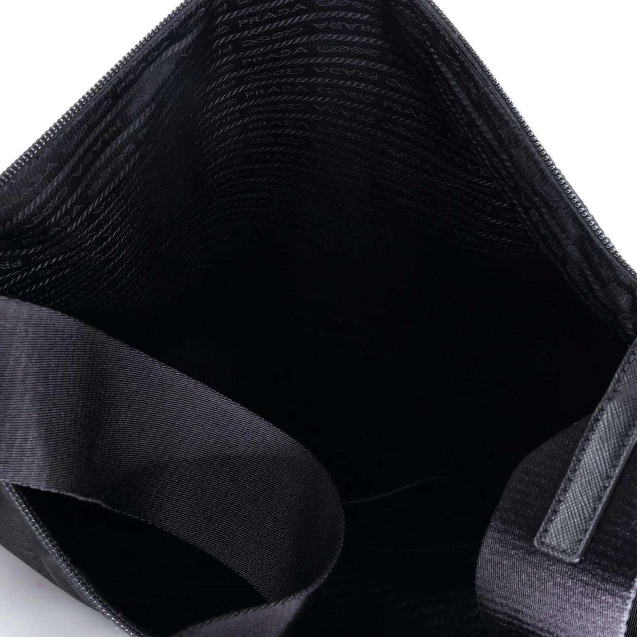 Triangle Logo Plaque Flat Messenger Tessuto Medium - Deep Luxury