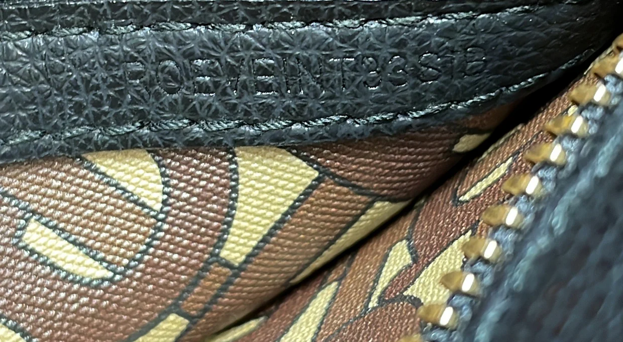 TB Logo Tote Leather Medium - Deep Luxury