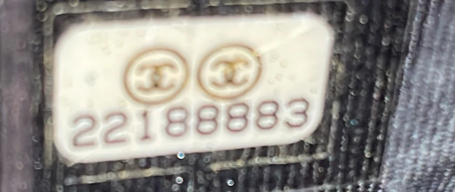 Wallet on Chain Quilted Caviar - Deep Luxury