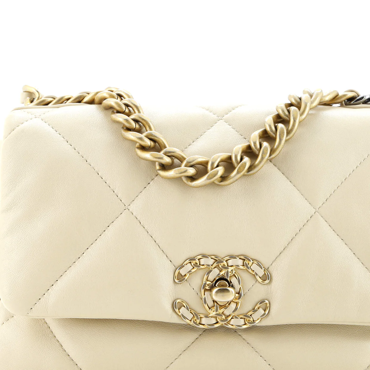 19 Flap Bag Quilted Leather Medium - Deep Luxury