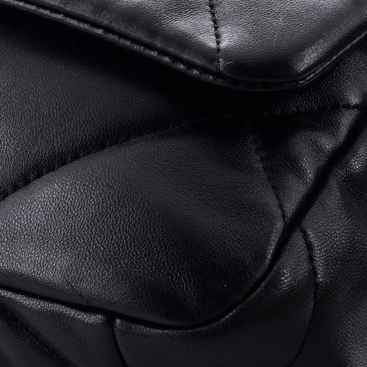 19 Flap Bag Quilted Leather Medium - Deep Luxury