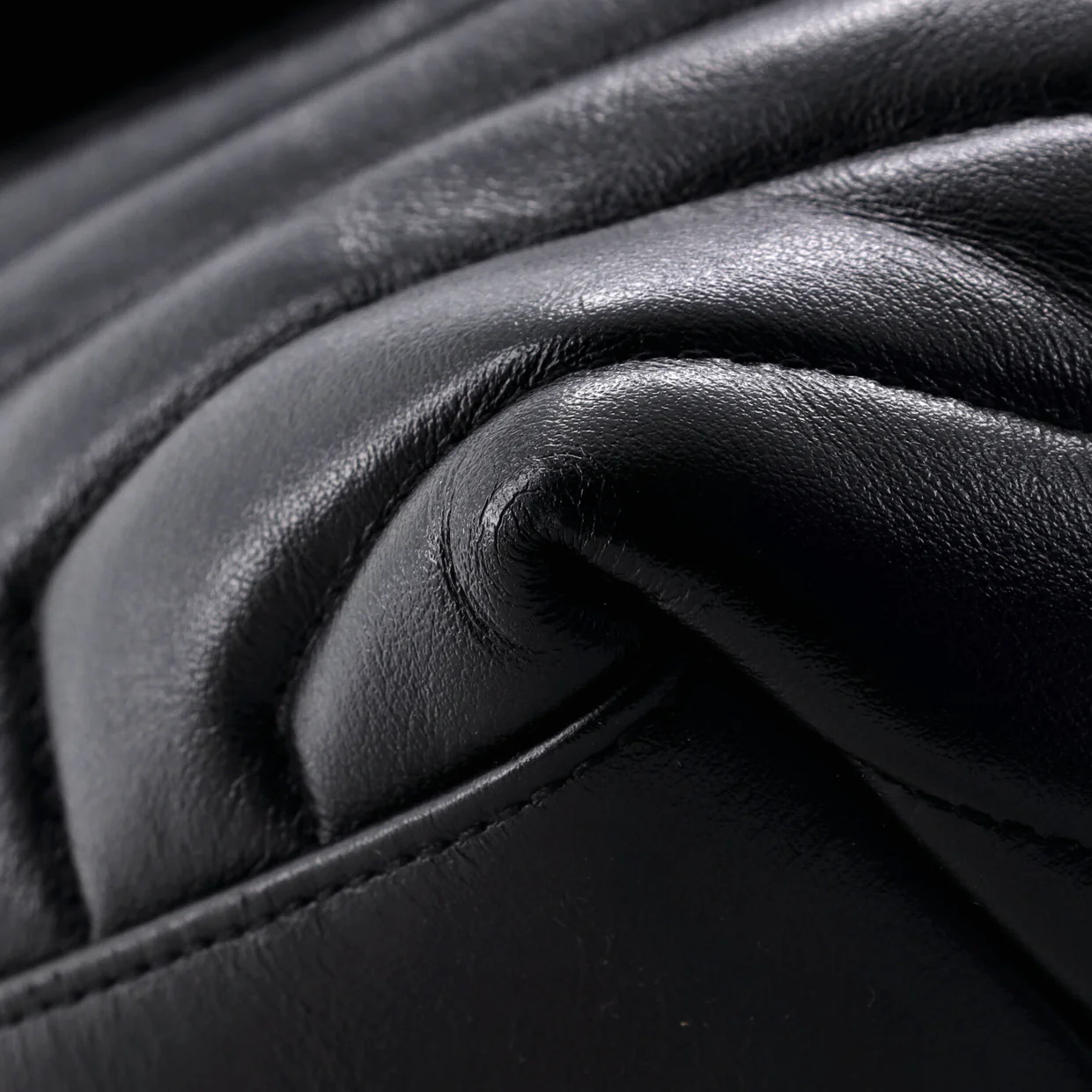 Loulou Shoulder Bag Matelasse Chevron Leather Medium - Deep Luxury