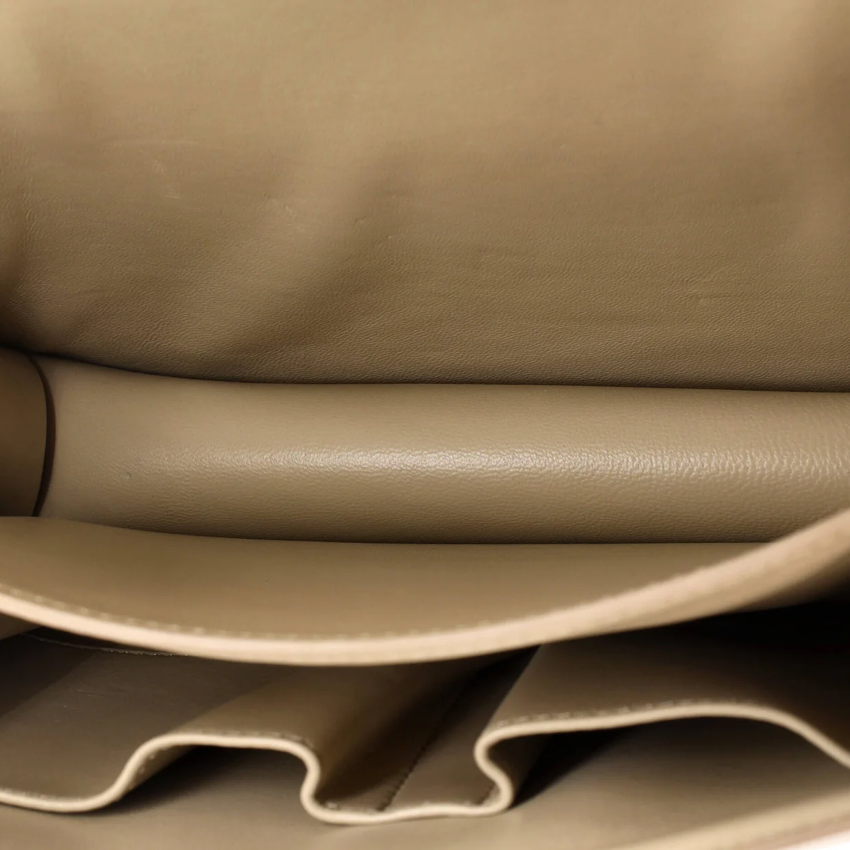 Classic Box Bag Smooth Leather Medium - Deep Luxury