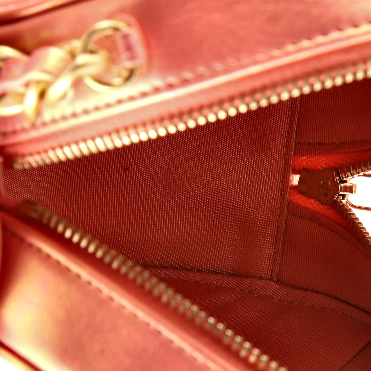 19 Round Clutch with Chain Quilted Iridescent Calfskin - Deep Luxury