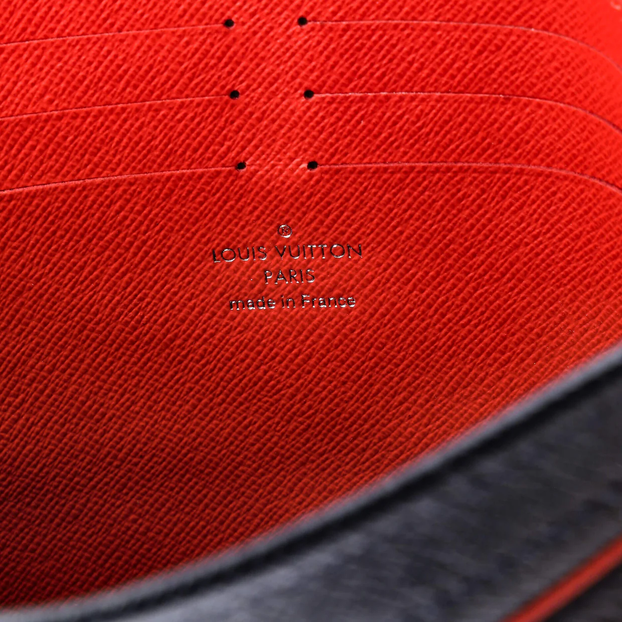 Pochette Voyage Taiga Leather MM - Deep Luxury