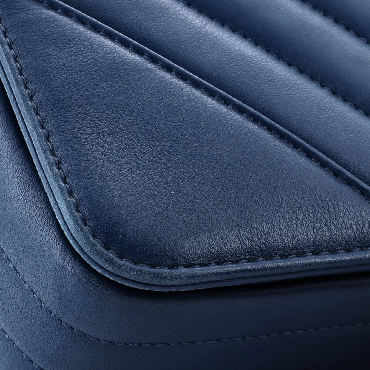 Statement Flap Bag Chevron Calfskin Medium - Deep Luxury