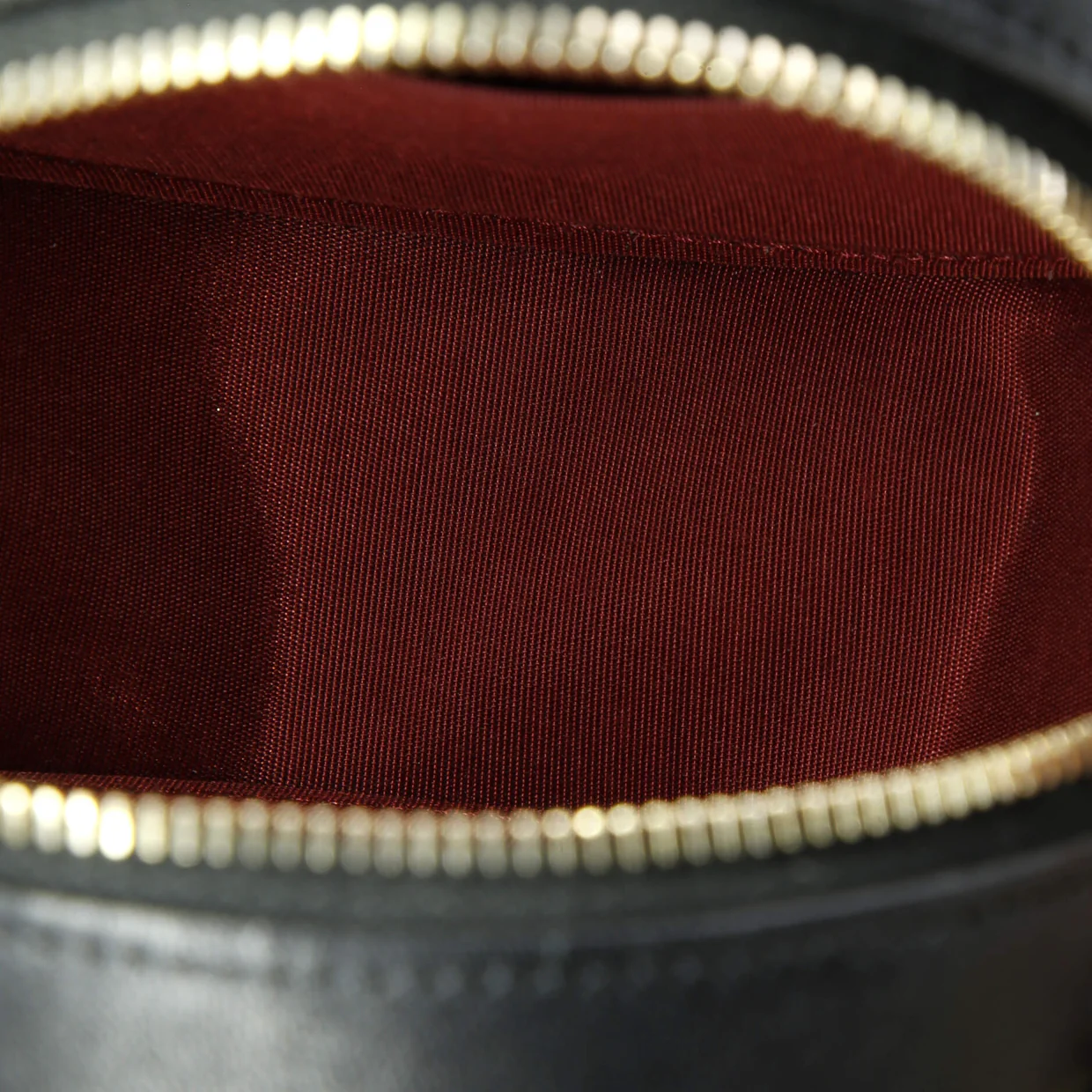 19 Round Clutch with Chain Quilted Leather - Deep Luxury