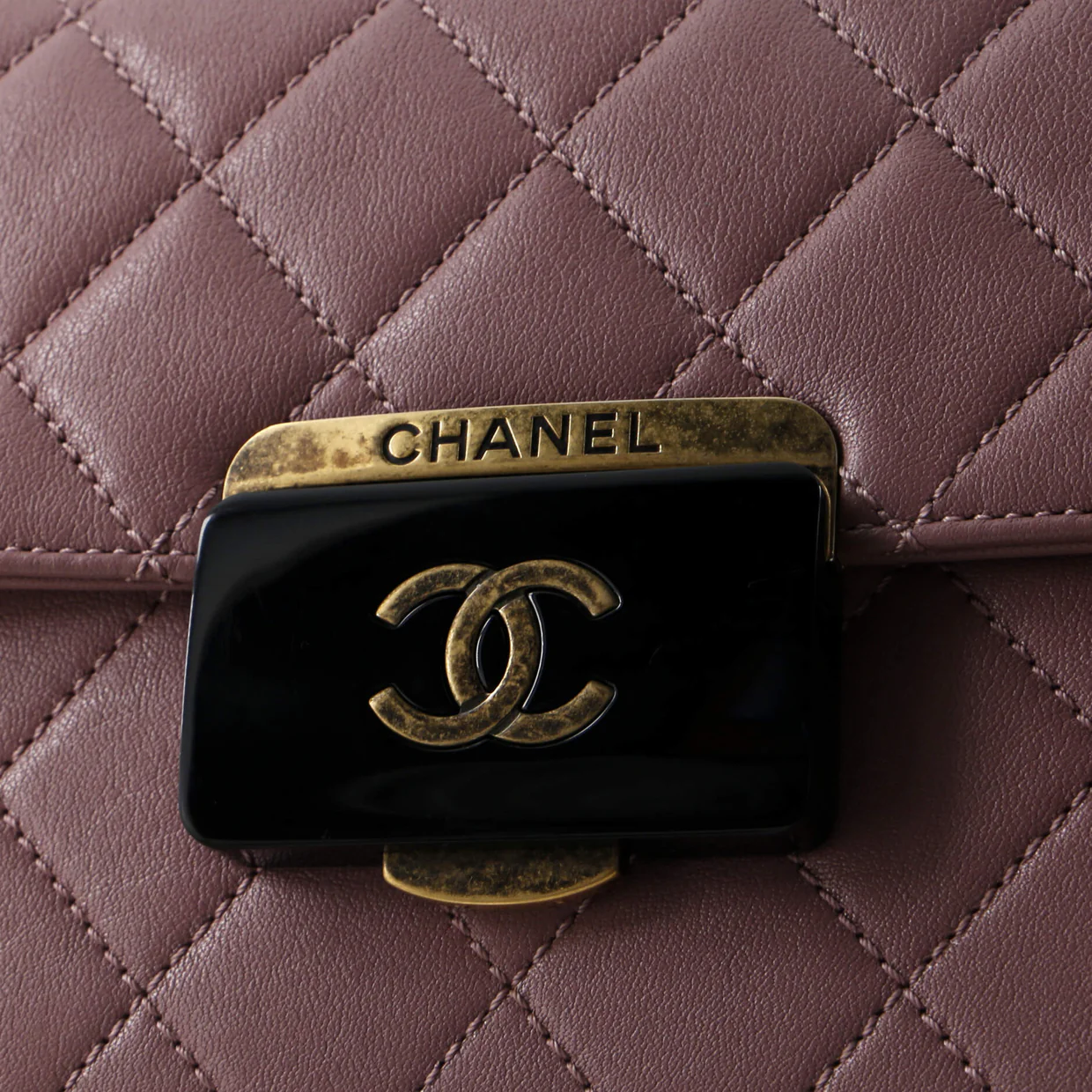 Beauty Lock Flap Bag Quilted Sheepskin Medium - Deep Luxury