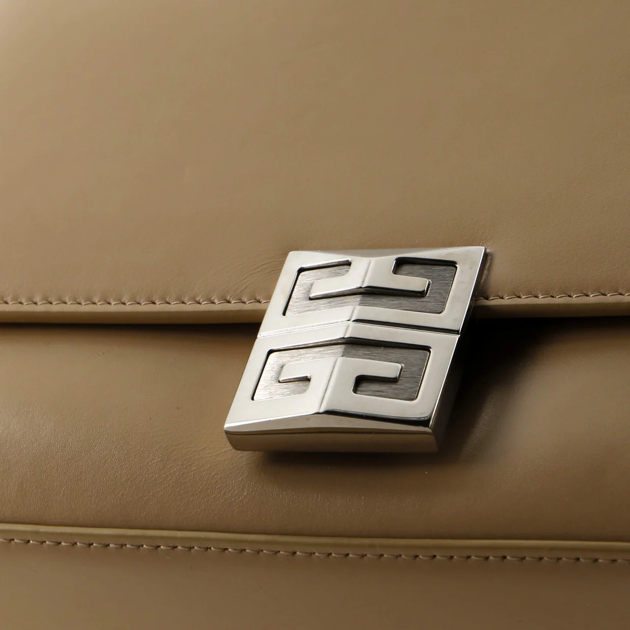 4G Shoulder Bag Leather Medium - Deep Luxury