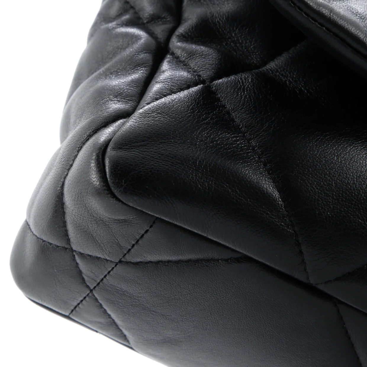 19 Flap Bag Quilted Leather Medium - Deep Luxury