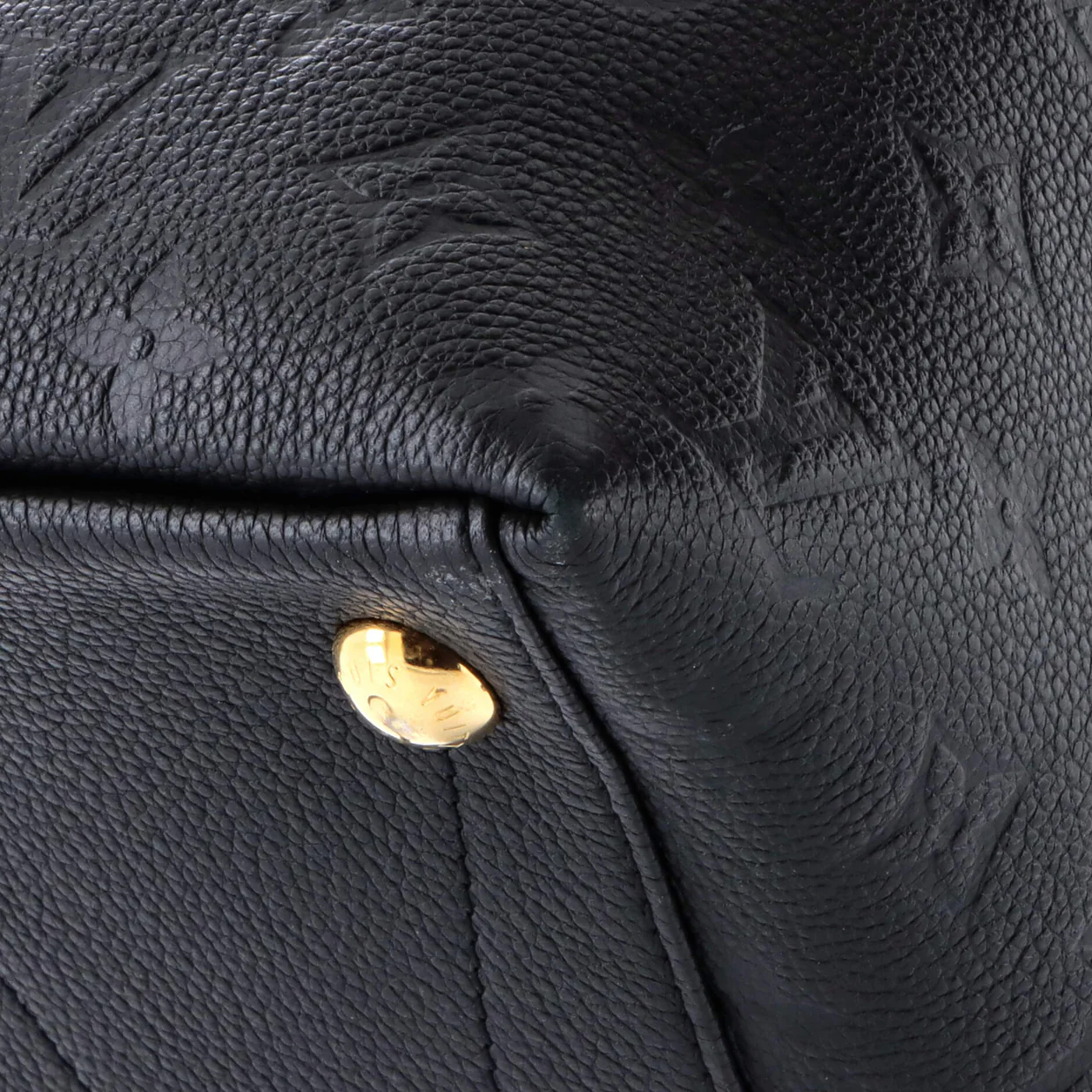 V Tote Monogram Empreinte Leather MM - Deep Luxury