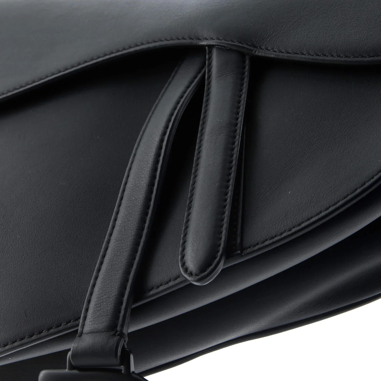 Ultra Matte Saddle Handbag Leather Medium - Deep Luxury