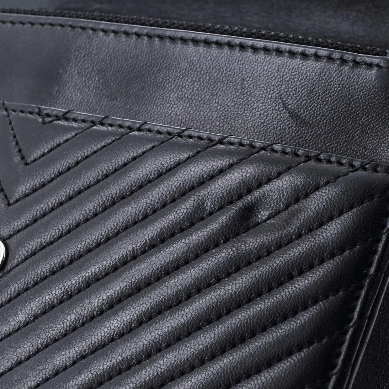 Wallet on Chain Chevron Lambskin - Deep Luxury