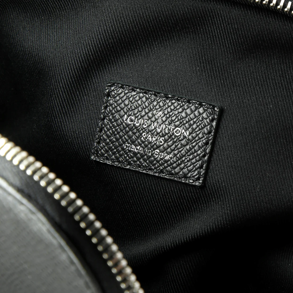 Avenue Sling Bag Taiga Leather - Deep Luxury