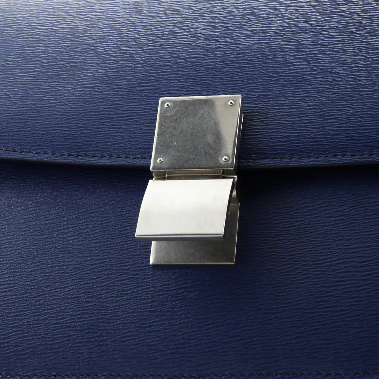 Classic Box Bag Grainy Leather Medium - Deep Luxury