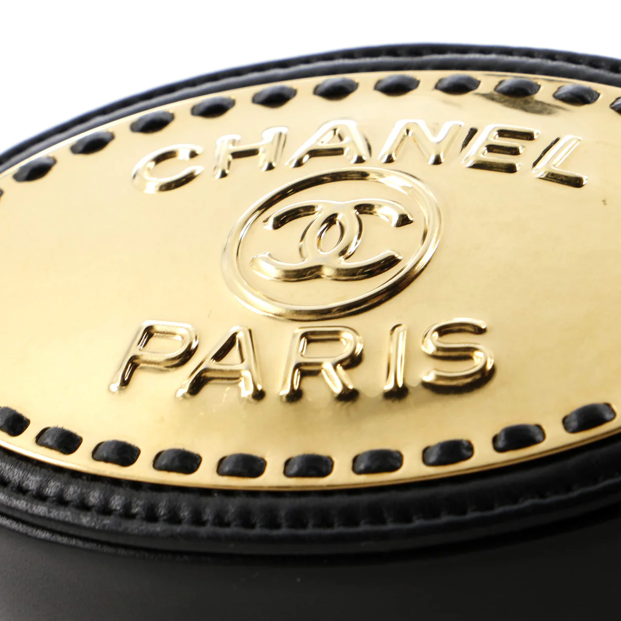 Logo Plate Oval Clutch With Chain Metal and Lambskin - Deep Luxury