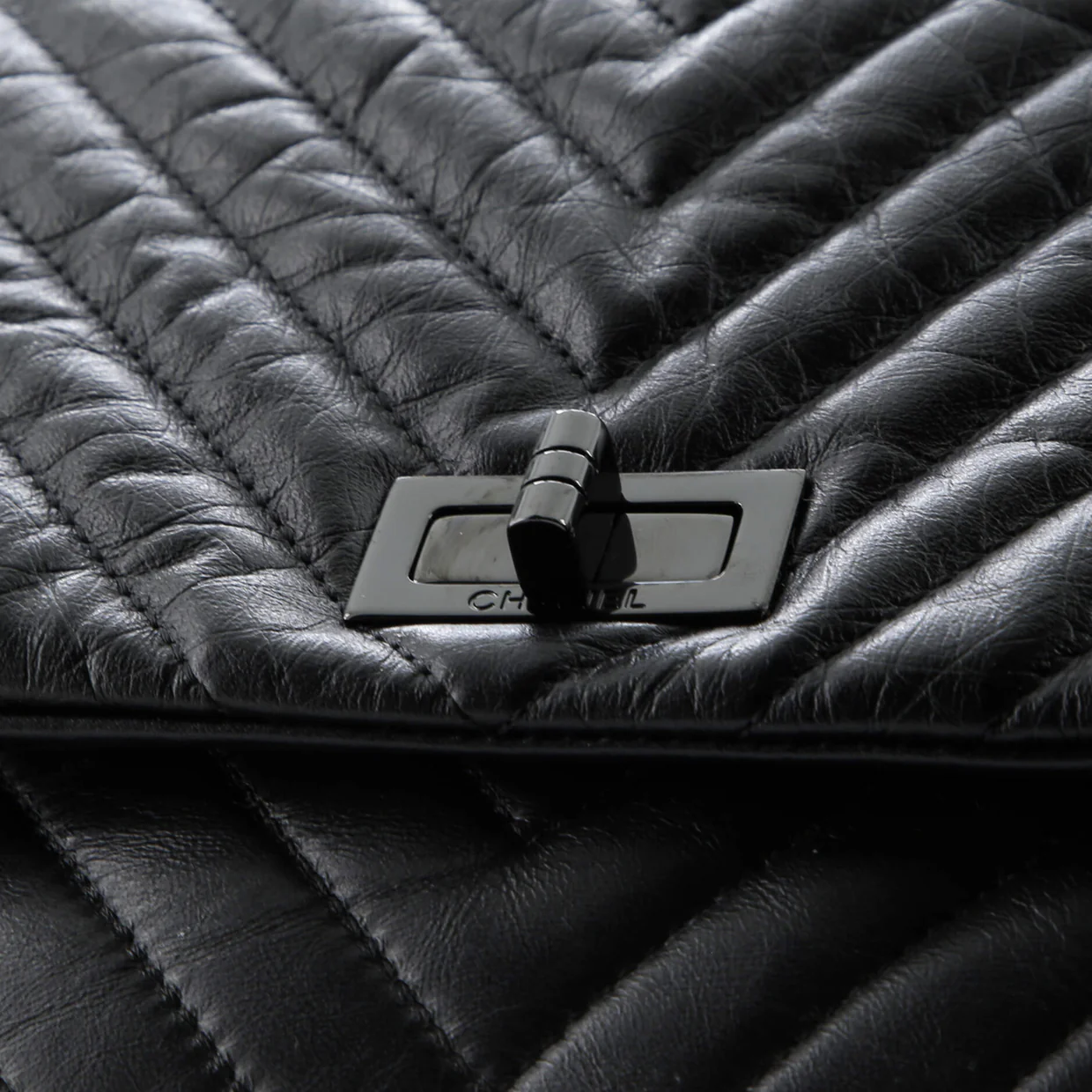 So Black Reissue 2.55 Flap Clutch Chevron Aged Calfskin - Deep Luxury