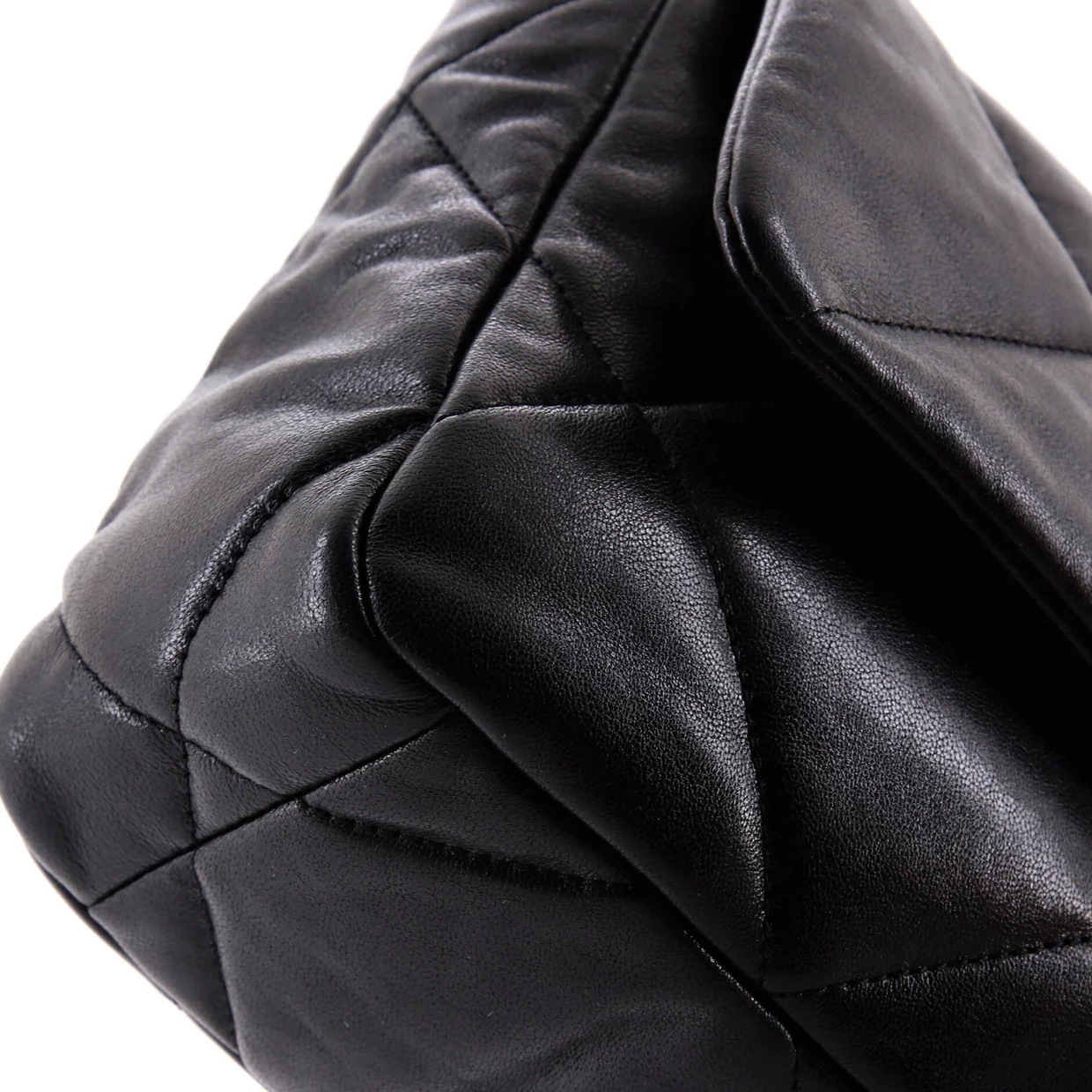19 Flap Bag Quilted Leather Medium - Deep Luxury