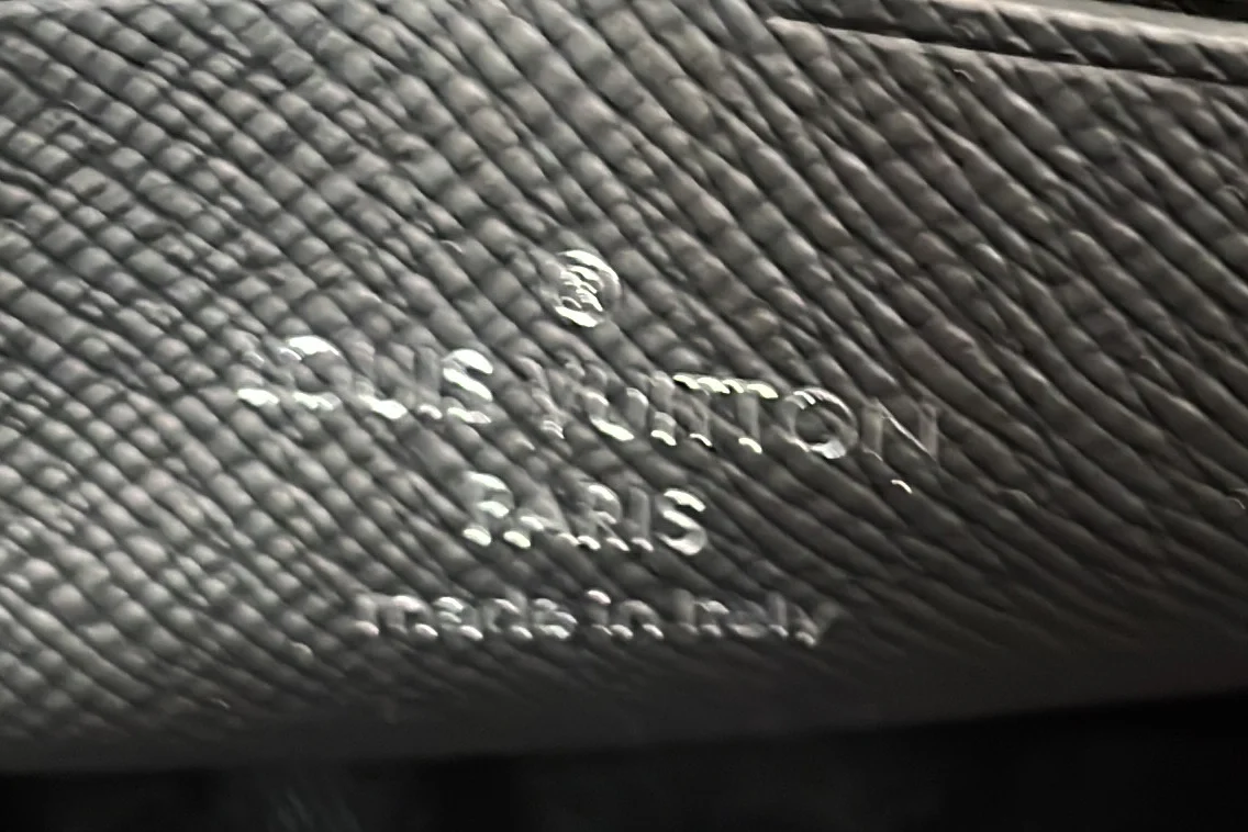 Pochette Voyage Reverse Monogram Eclipse Canvas MM - Deep Luxury