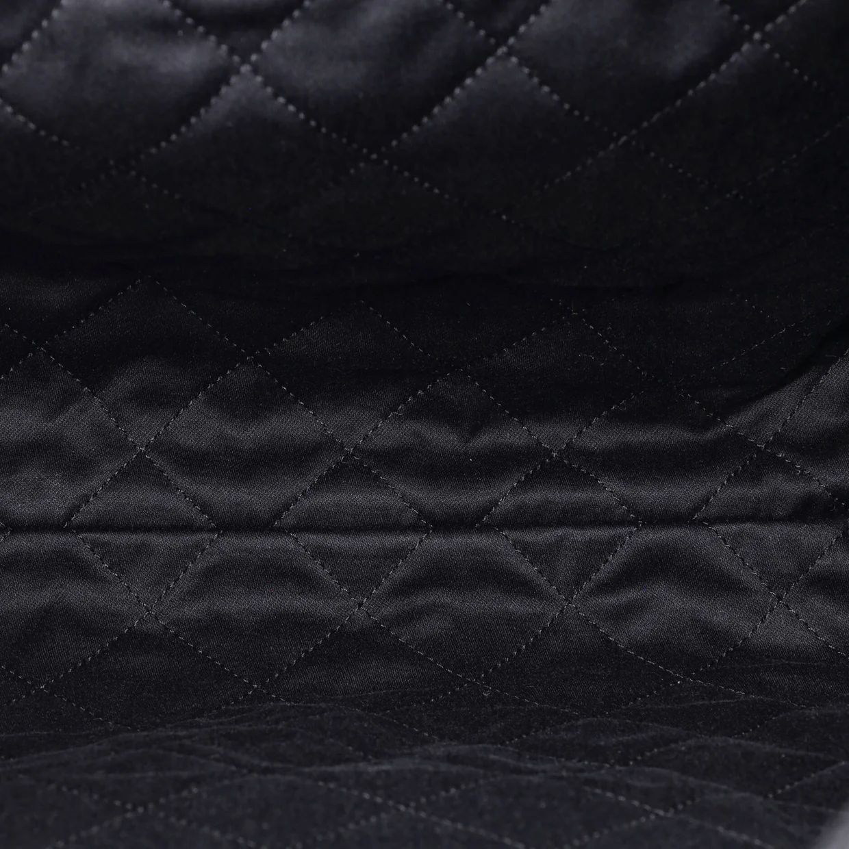 22 Chain Hobo Quilted Caviar Medium - Deep Luxury