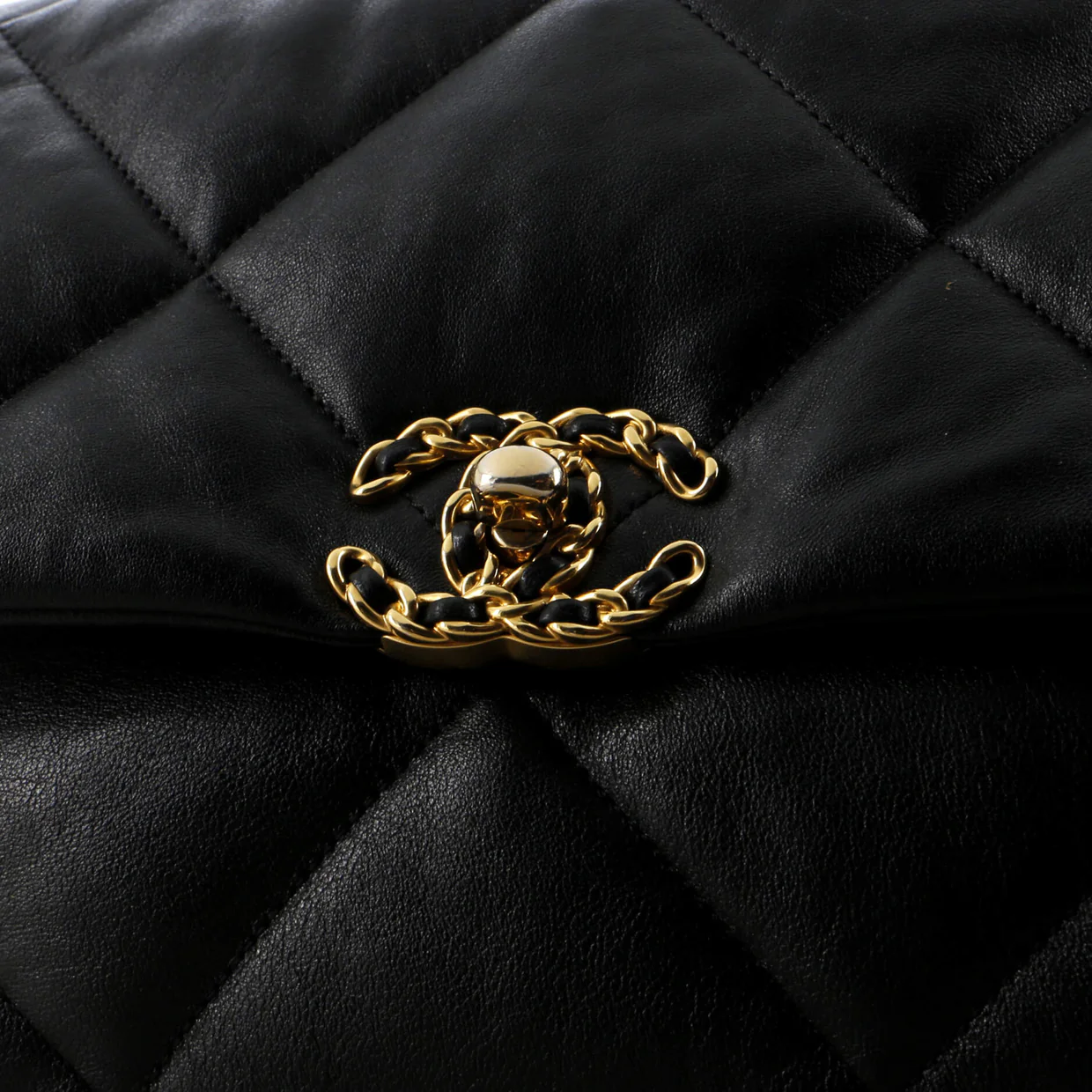 19 Flap Bag Quilted Leather Medium - Deep Luxury