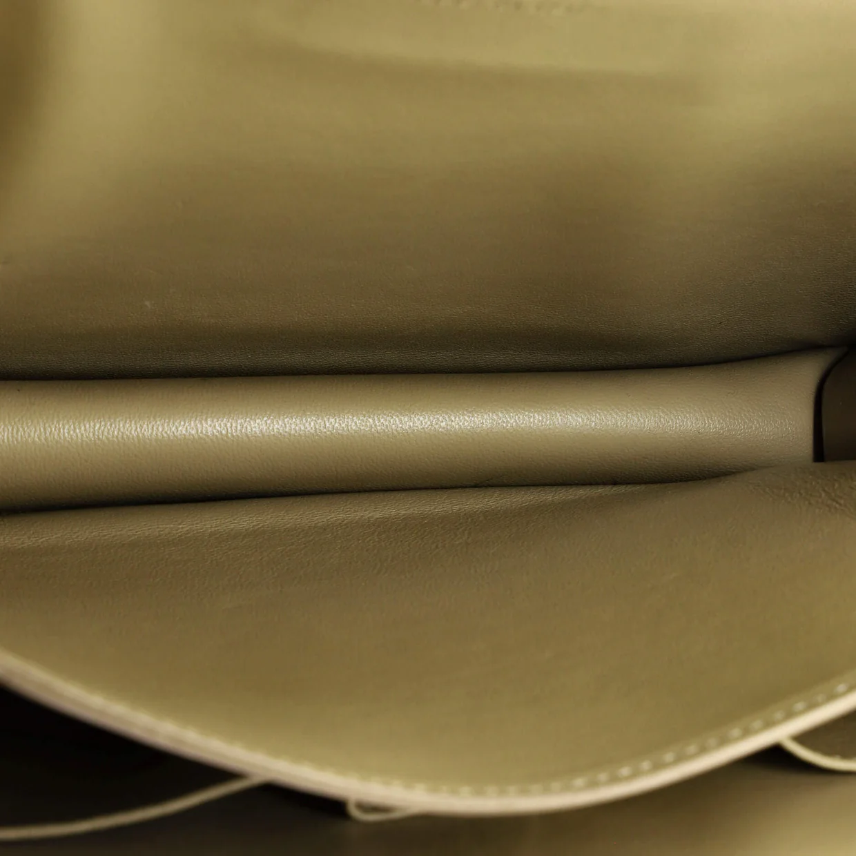 Classic Box Bag Grainy Leather Medium - Deep Luxury