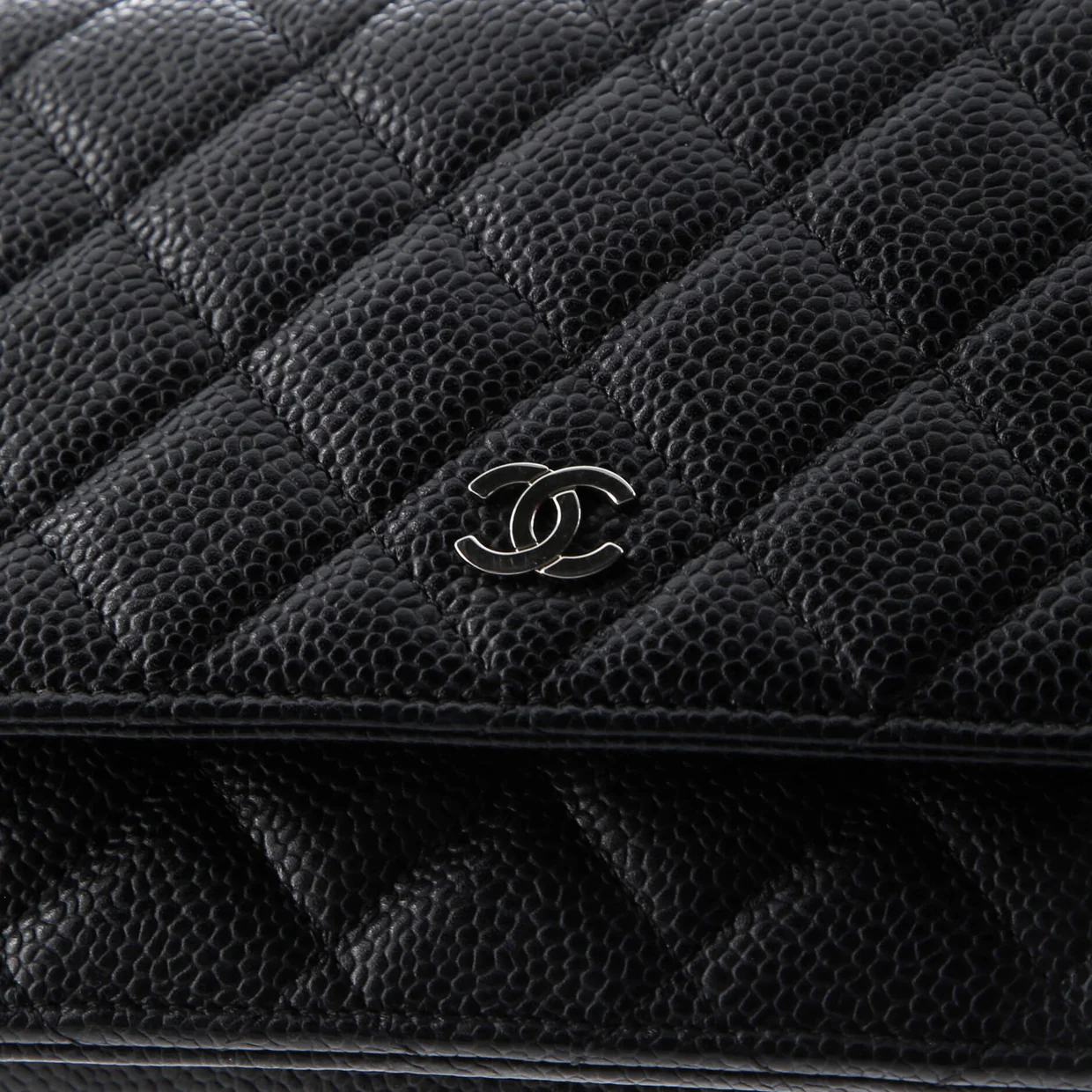 Wallet on Chain Quilted Caviar - Deep Luxury