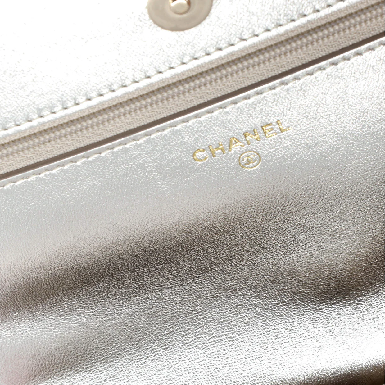 Like a Wallet Wallet on Chain Quilted Gradient Metallic Lambskin - Deep Luxury