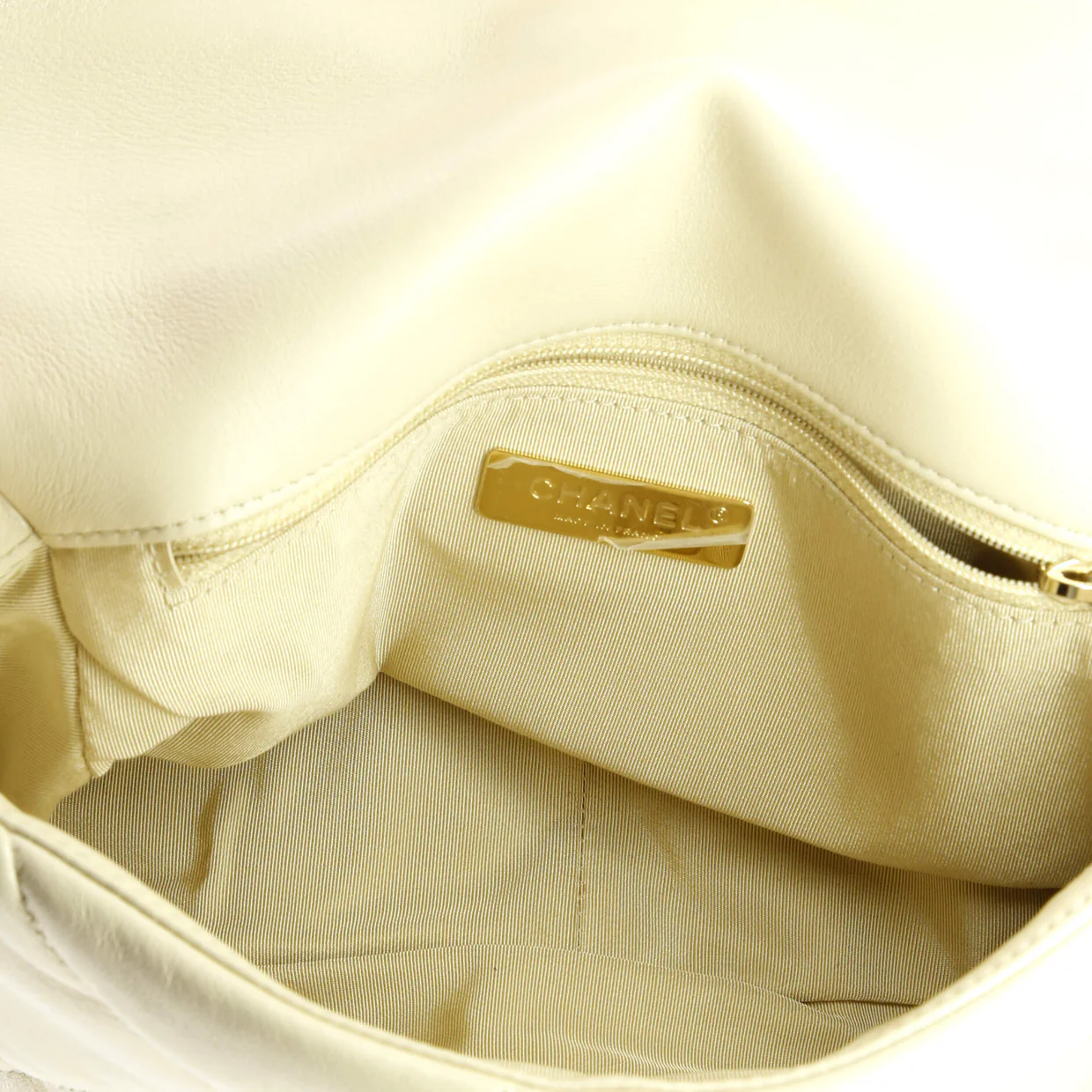 19 Flap Bag Quilted Leather Medium - Deep Luxury