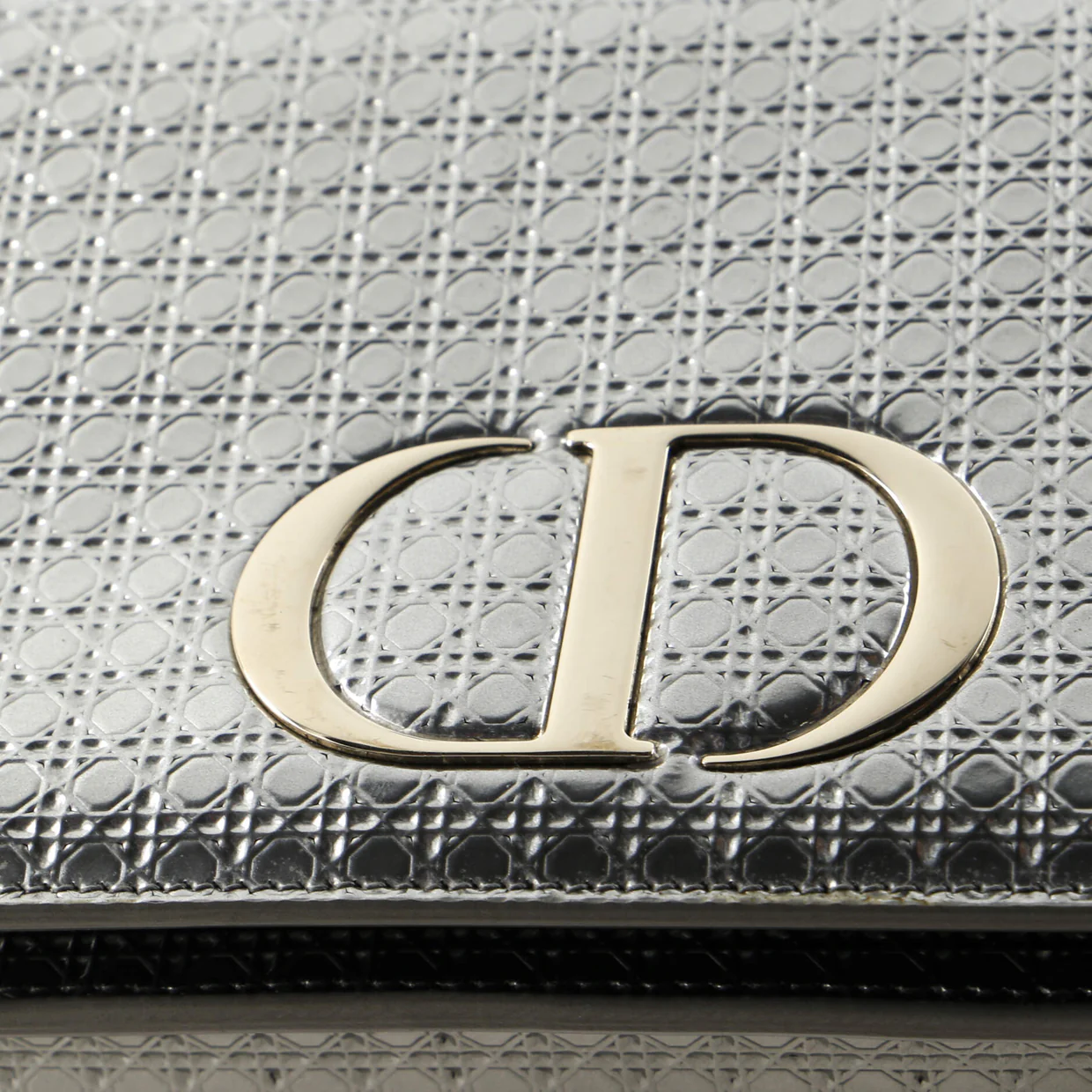 30 Montaigne 2-in-1 Pouch Micro Cannage Metallic Calfskin - Deep Luxury