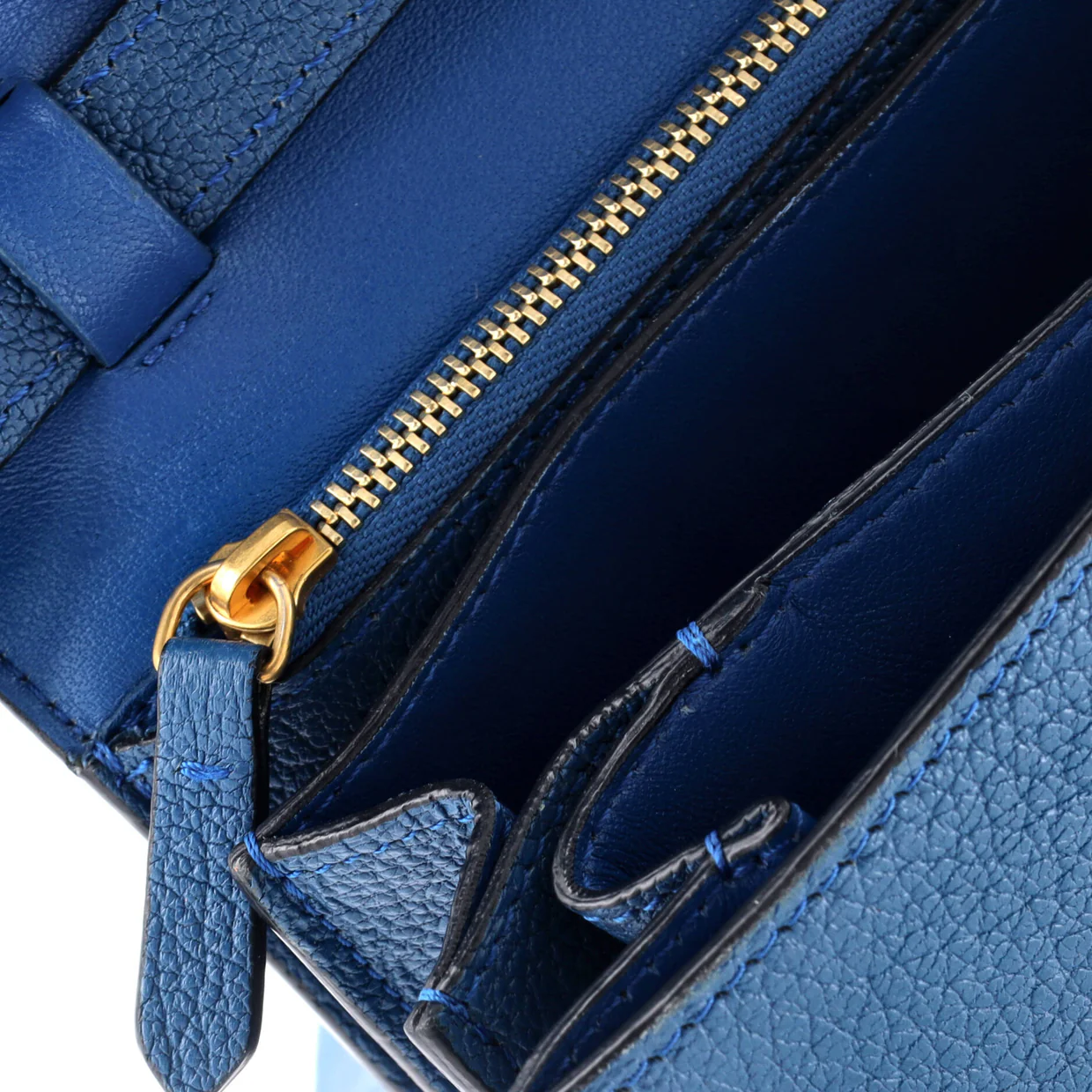 Classic Box Bag Grainy Leather Medium - Deep Luxury