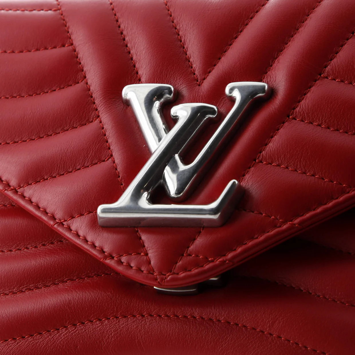 New Wave Chain Bag Quilted Leather MM - Deep Luxury