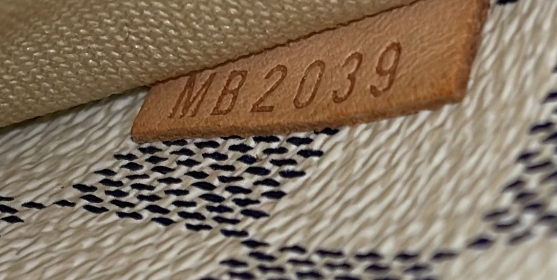 Totally Handbag Damier MM - Deep Luxury