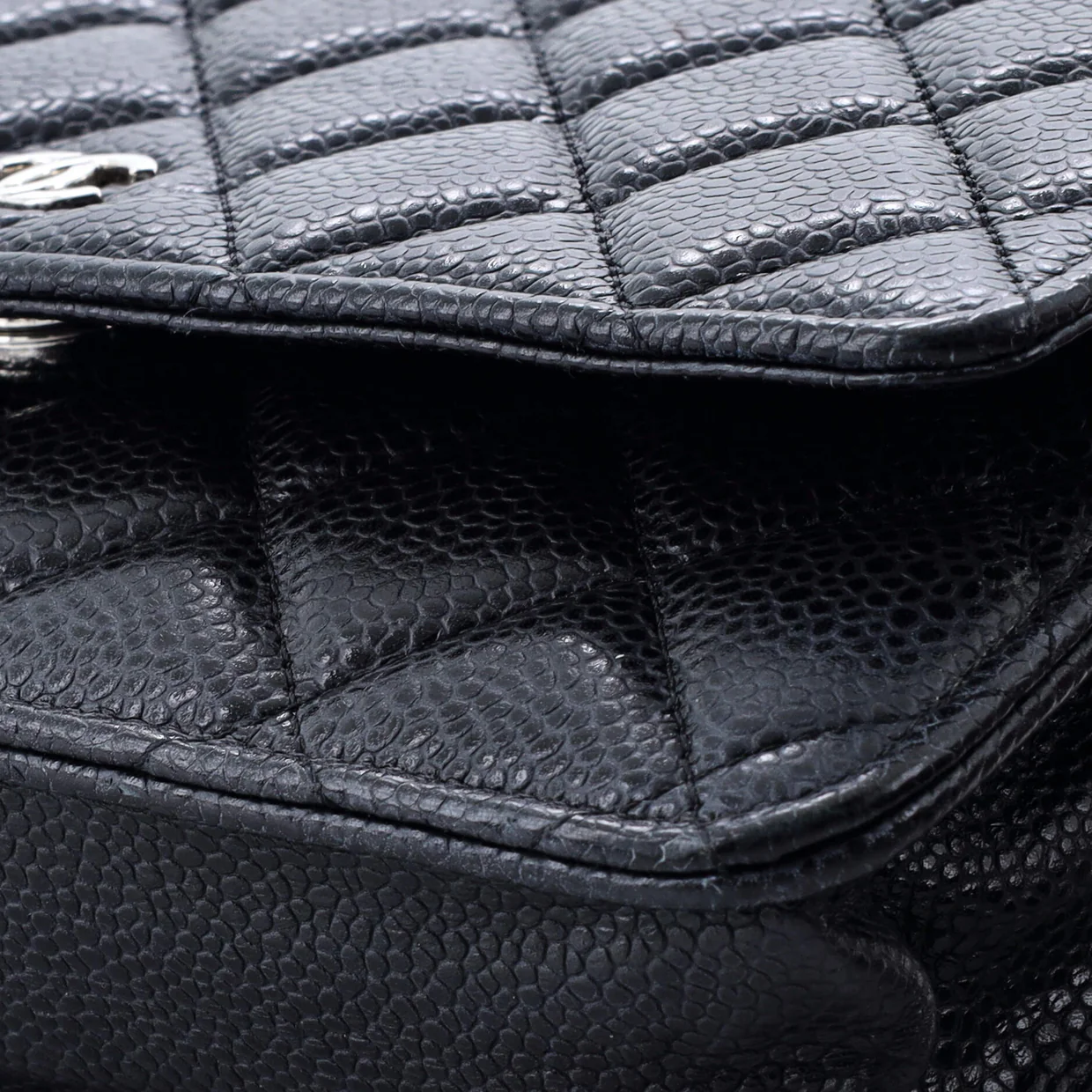 Wallet on Chain Quilted Caviar - Deep Luxury