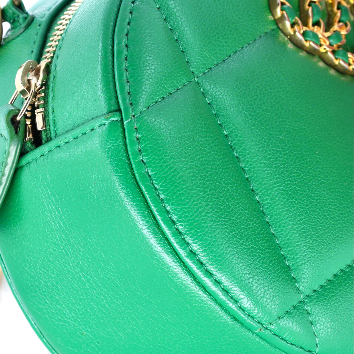 19 Round Clutch with Chain Quilted Leather - Deep Luxury