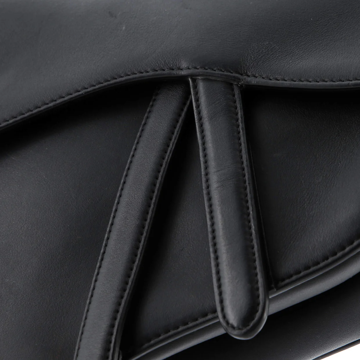 Ultra Matte Saddle Handbag Leather Medium - Deep Luxury