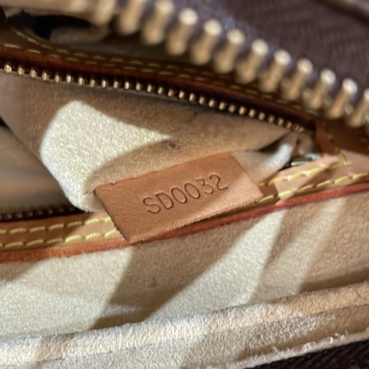 Looping Handbag Monogram Canvas MM - Deep Luxury