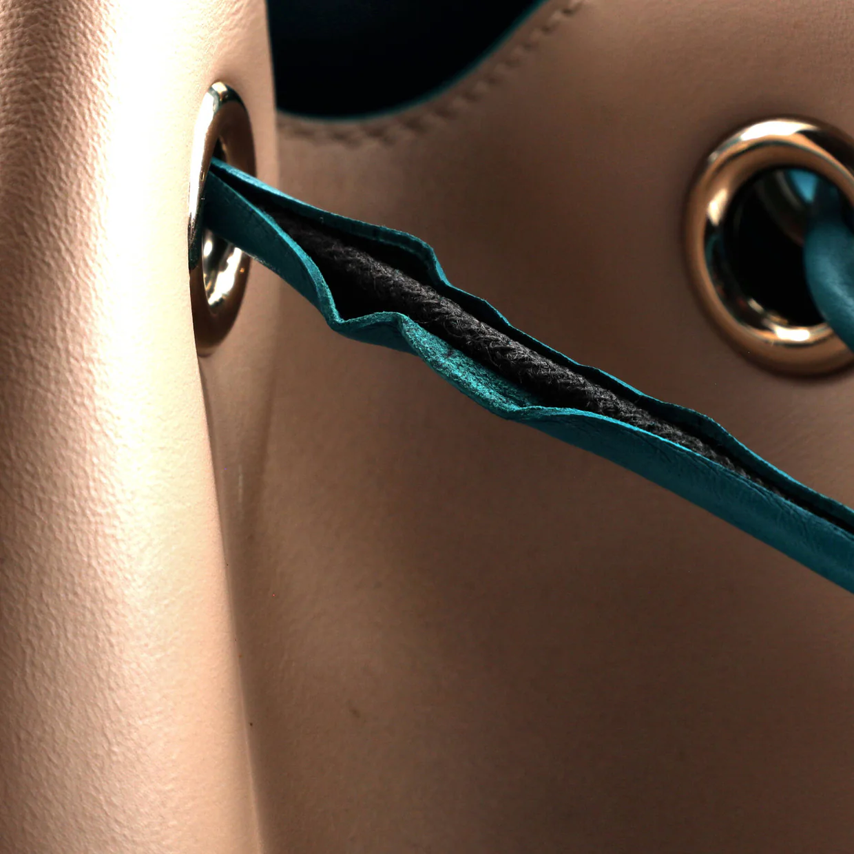 B.Zero1 Bucket Bag Leather - Deep Luxury