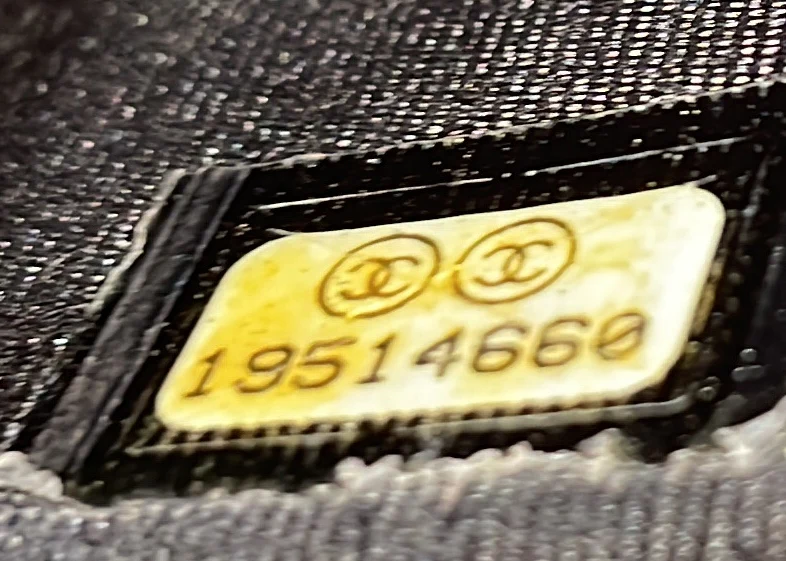 Wallet on Chain Quilted Caviar - Deep Luxury