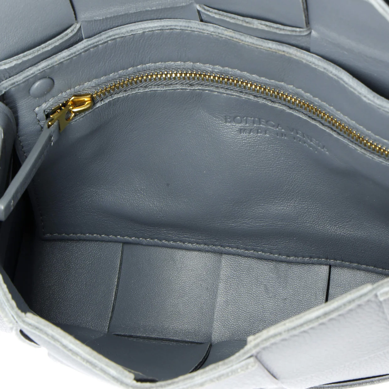 Cassette Crossbody Bag Maxi Intrecciato Grained Leather - Deep Luxury