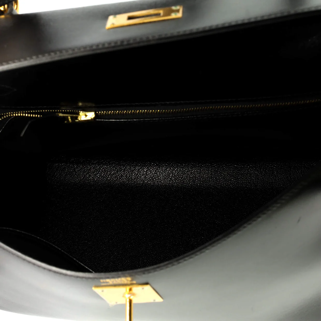 Kelly Handbag Noir Box Calf with Gold Hardware 32 - Deep Luxury
