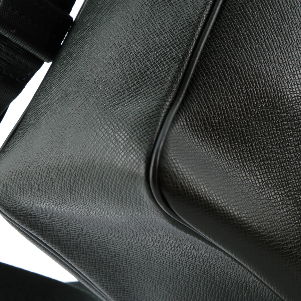 Yaranga Messenger Bag Taiga Leather Medium - Deep Luxury