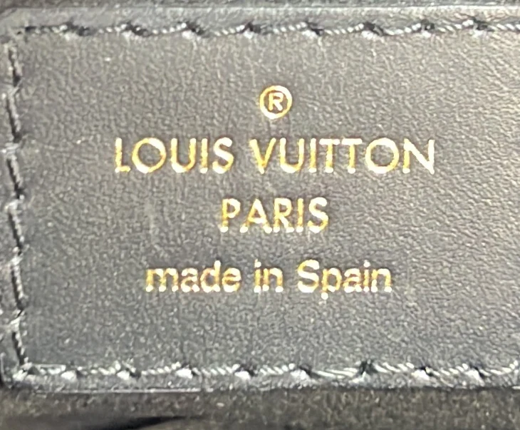 V Tote Monogram Empreinte Leather MM - Deep Luxury
