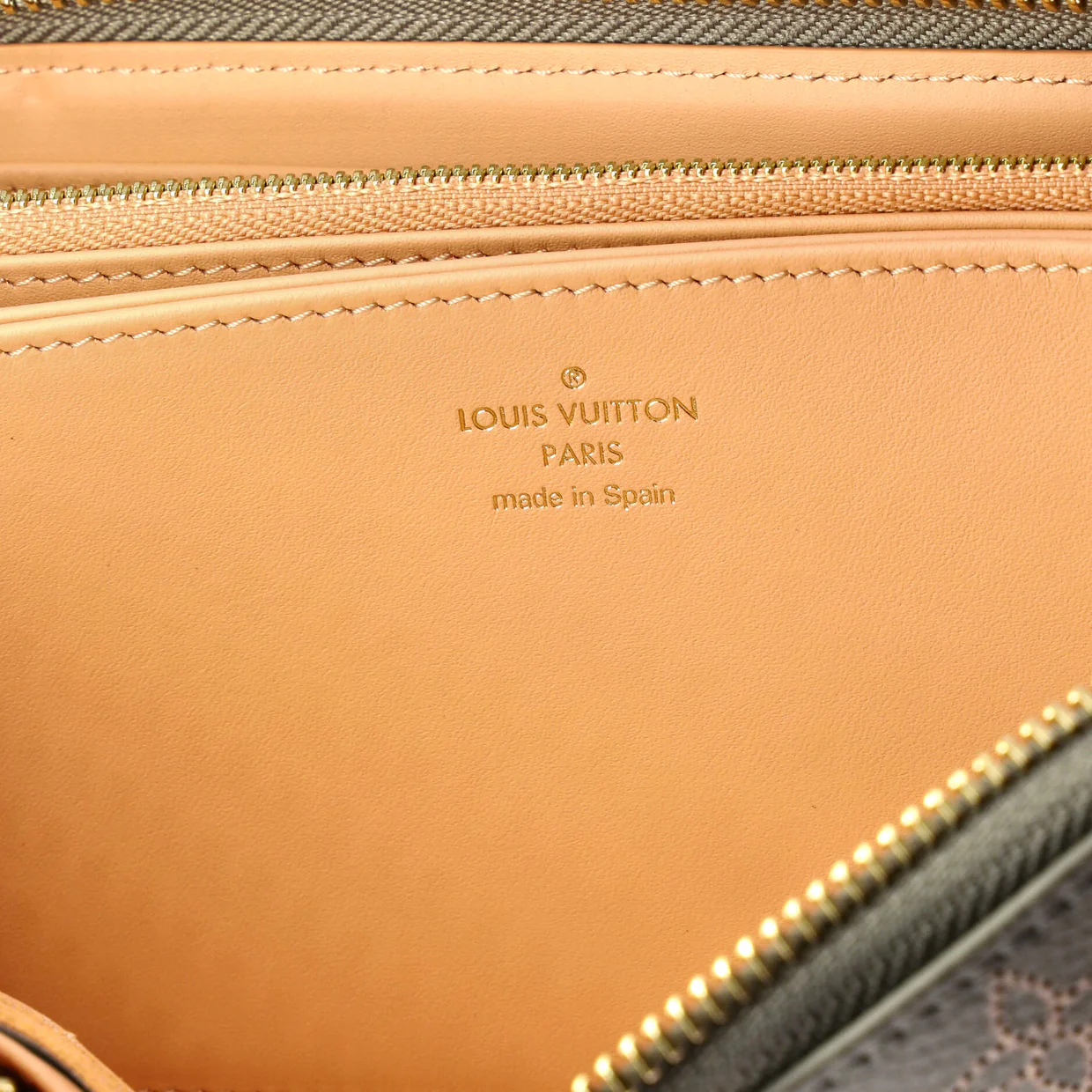 Zippy Wallet Flight Mode Mahina Leather - Deep Luxury
