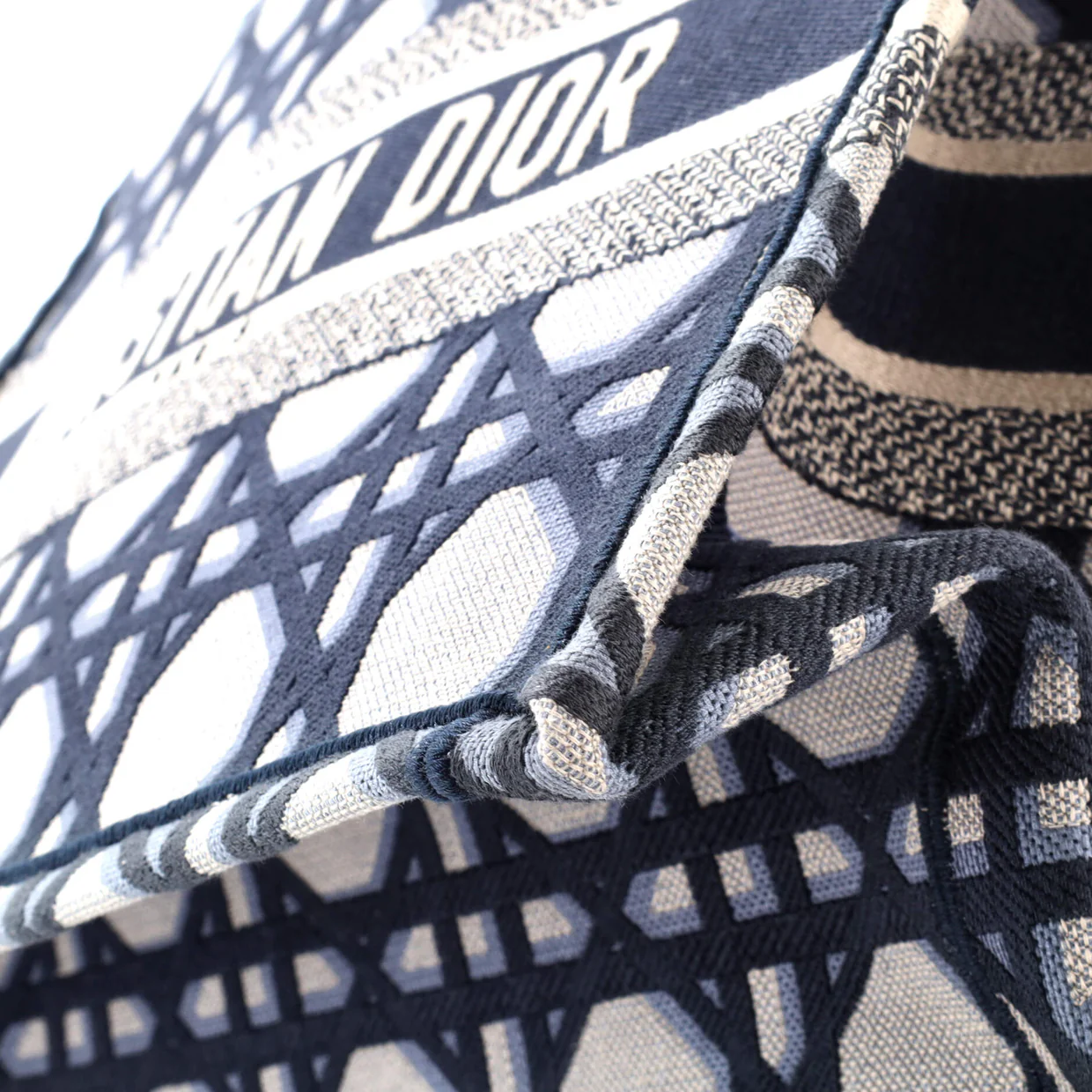 Book Tote Macrocannage Canvas Medium - Deep Luxury